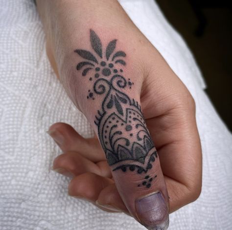 Thumb Tattoo, Toe Tattoos, Thumb Tattoos, Hand Henna, Polynesian Tattoo, Hand Tattoos, Henna, Tattoos