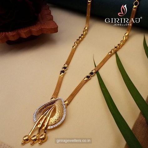 Couple Name Chain Gold Design, Gold Short Chain Designs, Mini Ganthan Design Gold, Mini Mangalsutra Designs Gold, Ganthan Design, Mini Mangalsutra, 22k Gold Chain, Coral Jewelry Set, Mangalsutra Design