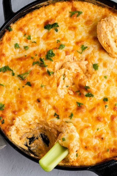 This creamy buffalo chicken dip is incredibly easy to make, highly addictive, and the perfect appetizer for your next tailgate party. Cream Cheese Chicken Dip, Spicy Chicken Dip, Recipes With Chicken Breast, Buffalo Ranch Chicken Dip, Wing Dip, Chicken Appetizer, Chicken Appetizer Recipes, Chicken Wing Dip, Healthy Buffalo Chicken Dip