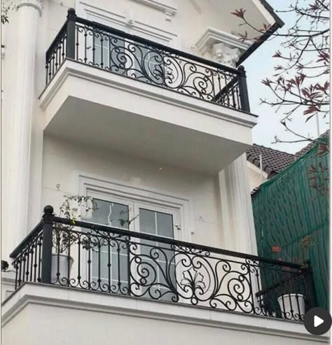 Balcony Railing Design Modern, Balcony Grills, Reling Design, Iron Railings Outdoor, درابزين السلم, Style Hacienda, Iron Balcony Railing, Modern Window Grill, Balustrade Design