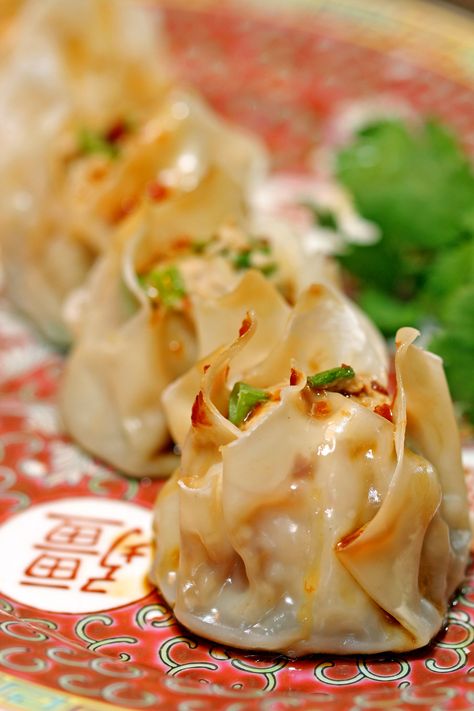 Shrimp-Pork-Shu-Mai with a homemade chili dipping sauce (Chinese pork and shrimp dumplings) #seafood #shellfish #dinner_recipes Pork Shumai, Shu Mai, Dim Sum Recipes, Pork Dumpling, Mapo Tofu, Chinese Dumplings, Wine Coolers, Wontons, Homemade Chili