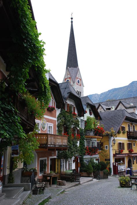 Hallstatt Austria, Colorful Buildings, Austria Travel, Voyage Europe, Beautiful Places In The World, Salzburg, Pretty Places, Oh The Places Youll Go, Travel Life