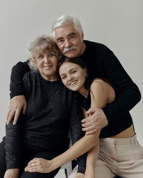 Older Family Photography, Adult Family Poses, Adult Family Photos, Studio Family Portraits, Family Photo Studio, Family Studio Photography, Sisters Photoshoot Poses, Family Photoshoot Poses, Family Portrait Poses