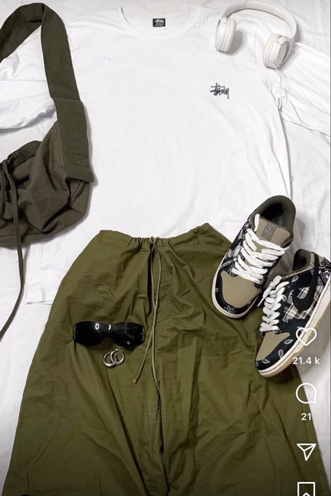 Green Parachute Pants Outfit, Army Green Pants Outfit, Green Parachute Pants, Parachute Pants Outfit, Swag Fits, Nepo Baby, Green Pants Outfit, Outfit Inspo Aesthetic, Army Green Pants