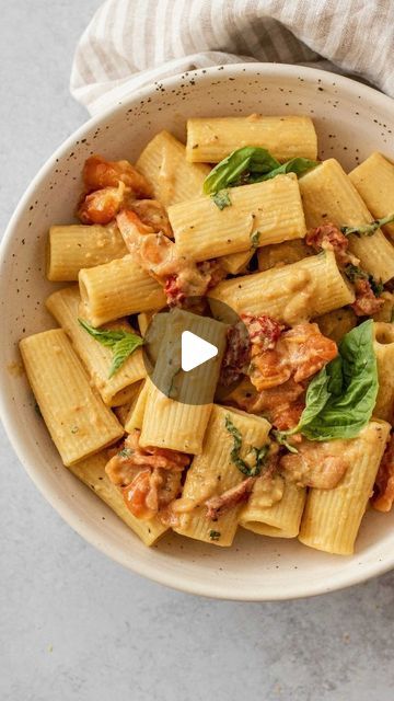 Vegan Bowls Recipes on Instagram: "Let's make baked hummus pasta

Video by @plantbasedrd 

Recipe:

Ingredients:

1 pint cherry tomatoes
3-4 peeled garlic cloves (use more or less depending on the flavor hummus you use)
1 cup hummus
1/2 tsp dry basil
1/2 tsp dry oregano
1/2 tsp dry rosemary
2-3 tbsp olive oil
8 oz of dry pasta
1 cup reserved pasta water
1/3 cup sun-dried tomatoes, sliced into strips
3 tbsp nutritional yeast
5-6 fresh basil leaves, cut into strips
Juice of half a lemon
Salt and pepper to taste

Instructions:
Preheat the oven to 400F, then in a large baking dish, add in your cherry tomatoes, garlic cloves and 1 tbsp of olive oil and toss to combine. Make a well in the center of your baking dish and add in your hummus.Top the hummus with the dry basil, oregano, rosemary and t Baked Hummus, Dry Rosemary, Dry Oregano, Dry Basil, Vegan Bowl Recipes, Hummus Pasta, Dry Pasta, Bowls Recipes, Pasta Water