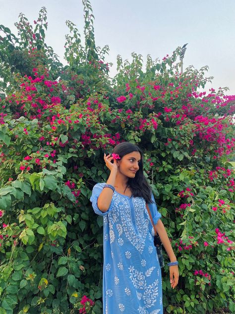 Photo Pose In Kurta Women, Poses In Chikankari Kurta, Kurta Poses Women At Home, Kurti Aesthetic Photoshoot, Tredisnal Dress Photo Pose, Kurti Picture Poses, Poses In Kurta Women Aesthetic, Aesthetic Kurta Poses, Kurti Aesthetic Pics