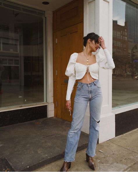 ashley (aka bestdressed) on Instagram: “a peasant chic white blouse + vintage jeans = 90% of my outfits but i’m not mad (cred: @discodaydream)” Peasant Blouse Outfit, Lauren Johnson, Jeans Outfit Spring, Plaid Jeans, Spring Jeans, Date Outfits, Blouse Outfit, Peasant Blouse, Blouse Vintage