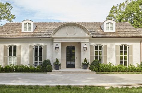 Transitional House Exterior, French Country House Exterior, Country House Exterior, Outdoor Paving, Classical House, French Exterior, Colonial Exterior, French Style Homes, Vintage House Plans