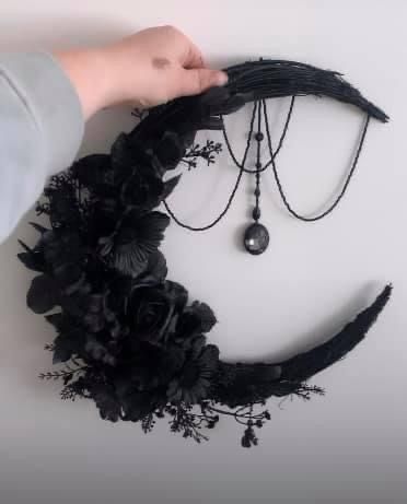 Goth Wreath Diy, Crescent Moon Wreath Ideas, Gothic Diy Crafts, Moon Wreath Crescent, Moon Wreath Diy, Witchy Decor Diy, Witchy Wreaths, Dark Crafts, Moon Wreaths