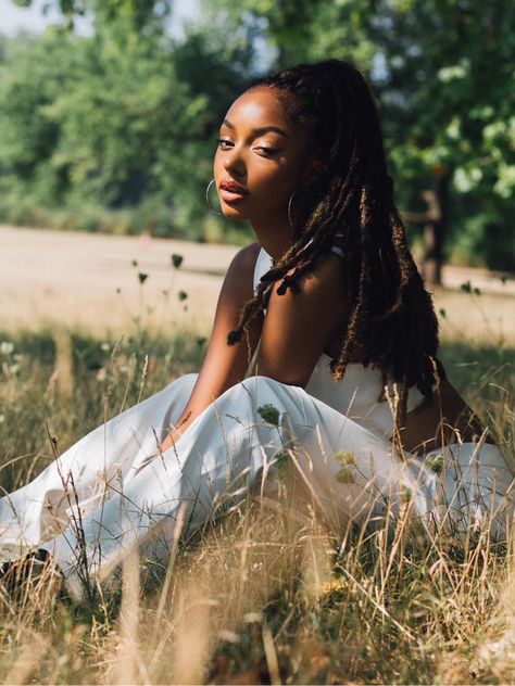 Photoshoot Ideas Creative Outdoor Nature, Aesthetic Photoshoot Black Women, Down To Earth Photoshoot, Outdoor Photoshoot Female, Photo Shoot Ideas Black Women Outdoor, In The Grass Photoshoot, Green Grass Photoshoot Ideas, Outdoor Photoshoot Ideas For Women City, Baddie Outdoor Photoshoot