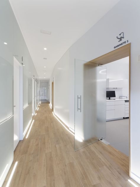 Martín & Encabo Clínica Dental - Healthcare Snapshots Dentist Office Design Interiors, Dental Design Interior, Pediatric Dental Office, Dentist Office Design, Healthcare Interior Design, Simple Floor Plans, Dental Office Design Interiors, Corporate Interior Design, Medical Office Design