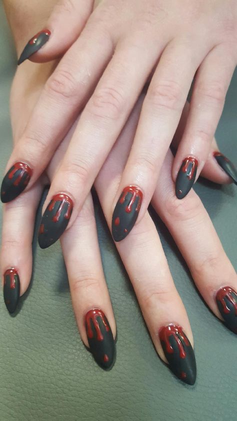 Blood drip nail art Black And Red Blood Drip Nails, Black Nails With Blood Drip, Black Halloween Nail Designs, Drip Nail Art, Blood Drip Nails, Halloween Nails Designs, Black Halloween Nails, Horror Nails, Cartoon Nails