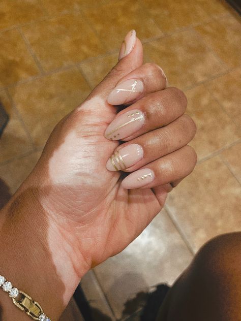 Shaping Nails How To Tips Almond, Ghana Nails, Neutral Nails Black Women, Nude Almond Nails With Design, Almond Nails Black Women, Nail Inspo Black Women, Nude Nails Black Women, Nude Gold Nails, Gold Nails Black