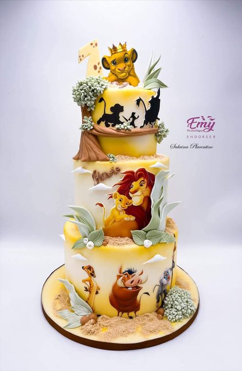 Ade by: Sabrina placentino Lion King Birthday Party Ideas Cake, Lion King Birthday Centerpieces, Simba Cake Ideas, Simba Birthday Cake, Lion King Birthday Cake, Simba Cake, Lion King Cake, Lion King Birthday Party Ideas, Half Birthday Cakes