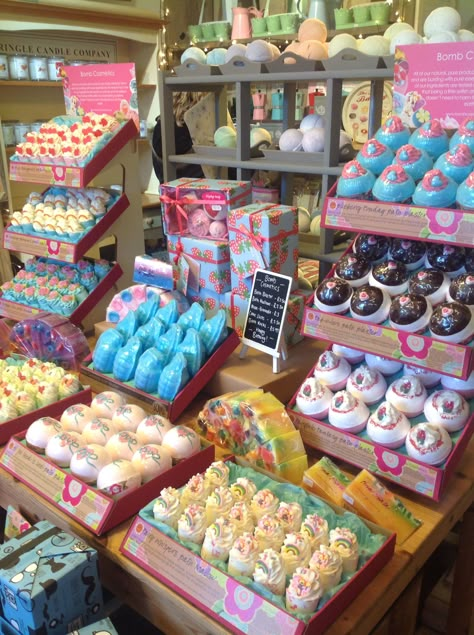 Bath bomb display Spa Products Display, Bath Product Display, Bath Store Display, Bath Bomb Display Ideas, Bath Bomb Package Ideas, Soap Display Ideas, Lush Diy, Lush Shop, Bath Bomb Packaging