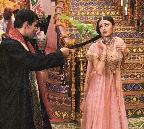 Hum Dil De Chuke Sanam, Ajay Devgan, Vintage Bollywood Aesthetic, 90s Bollywood Aesthetic, Salman Khan Photo, Bollywood Images, Aishwarya Rai Photo, Dps For Girls, Bollywood Posters