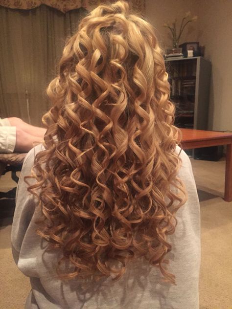 Maggie curls Maggi Curls Hairstyle, Maggie Curls Hairstyle, Maggie Curls, Princess Curls, Hair Streaks, Curl Styles, Long Curly, Curled Hairstyles, Down Hairstyles