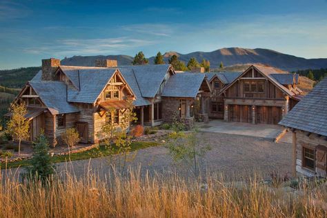 Montana Ranch House, Rustic Cabin Exterior, Ranch Landscape, Colorado Mountain Homes, Montana Ranch, Montana Mountains, Canyon Ranch, Ranch Exterior, Rustic Exterior