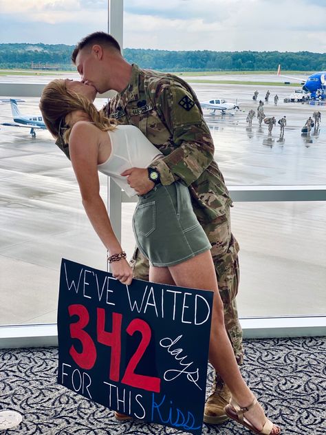 Coming Home Ideas For Boyfriend, Deployment Welcome Home Signs, Welcome Home Military Signs, Deployment Homecoming Outfit, Airport Welcome Ideas, Military Homecoming Decorations, Military Welcome Home Signs, Welcome Home Boyfriend, Welcome Home Signs For Military