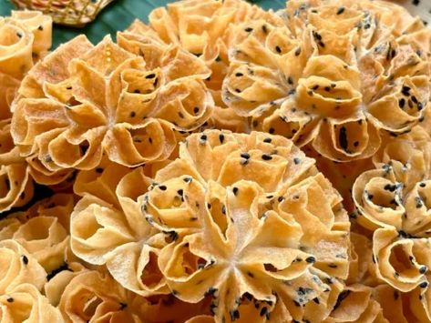 Thai Lotus Flower Cookies Recipe (Kanom Dok Jok) – Hungry in Thailand Lotus Biscuit Recipe, Lotus Cookie Recipe, Lotus Cookie Butter Cookies, Lotus Biscuit Dessert, Thai Recipes Dessert, Lotus Cookies, Laos Food, Fried Bananas, Crispy Cookies