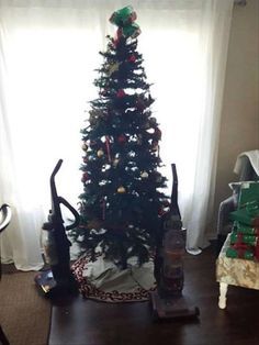 20 Hilarious Times People Pet Proofed Their Christmas Tree Cat Proof Christmas Tree, Annoyed Cat, Cat Proofing, Cat Christmas Tree, Fabulous Christmas, Funny Animal Pictures, On The Floor, Christmas Cats, The Floor