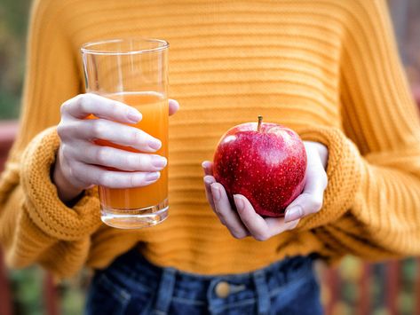 4 Benefits of Apple Juice (And 5 Downsides) Apple Juice Benefits, Apple Cider Cocktail, Apple Benefits, Hard Apple Cider, Apple Fritter Bread, Juice Diet, Organic Juice, Thanksgiving Appetizers, Apple Fruit