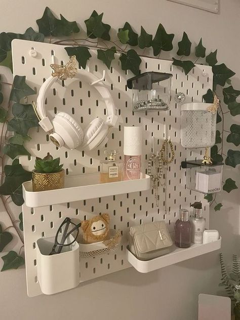 Minimalist Bedroom Desk Area, Dorm Organizing Ideas, Ikea Pin Board Aesthetic, Cute Bedroom Storage Ideas, Cool Dorm Decor, Ikea Pin Board Ideas, Future Home Decor, Cute Pegboard Ideas, Cute Room Ideas Blue