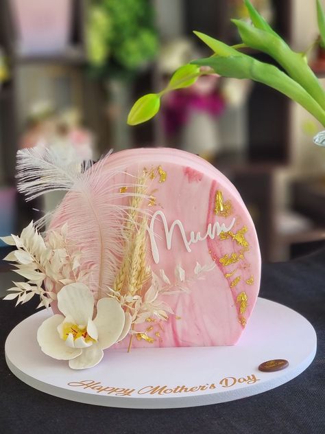 Cake For A Woman Birthday, Birthday Cake Mother Ideas, Cake For Mothers Birthday Beautiful, Mothers Cake Designs, Cake Ideas For Mother's Day, Cake Design For Mother's Day, Cake Designs For Mothers Day, Mothers Cake Ideas Birthdays, Bday Cake For Mother