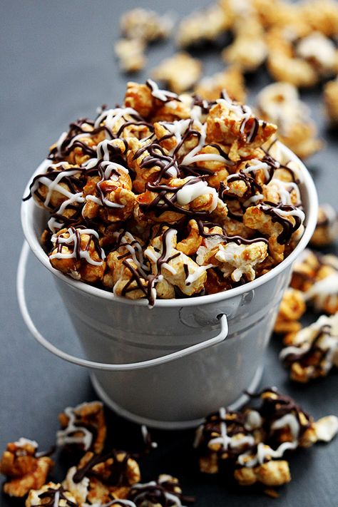 Salted Caramel Popcorn recipe - drizzled with chocolate, for eating by the bonfire while you watch the fireworks Yummy Popcorn Recipes, Caramelized Popcorn, Popcorn Toppings, Caramel Corn Recipes, Salty Popcorn, Healthy Dessert Recipes Easy, Chocolate Popcorn, Flavored Popcorn, Caramel Corn