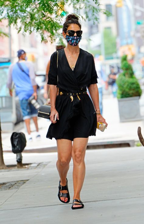 Blair Sandals Outfit, Katie Holmes Street Style, Katie Holmes Outfits, Katie Holmes Style, Mommy Fashion, Eva Sandals, Birkenstock Outfit, Black Birkenstock, Birkenstock Style