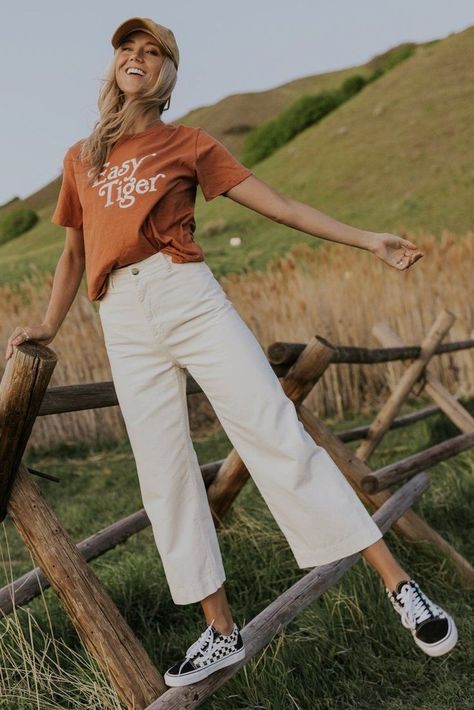 Chique Outfit, Mode Hipster, Skandinavian Fashion, Look Retro, Neutral Shades, Online Clothing Boutiques, Ținută Casual, Outfits Verano, Tees For Women