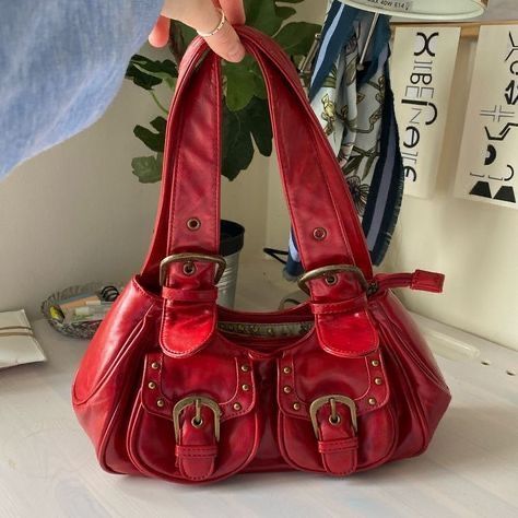 @viviennescloset_ Vintage Handbag Outfit, Rocker Girlfriend Aesthetic Outfits, Red Vintage Bag, Leather Bag Aesthetic, 70s Bags, Fall Purses, 90s Bag, Sac Tote Bag, 00s Mode