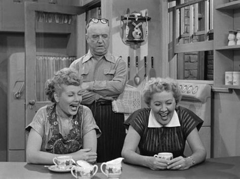 I Love Lucy (1951) Lucy and Ethel laugh at Fred who is looking for his eyeglasses that he can;t find despite being on top of his head. 70s Couple, I Love Lucy Episodes, William Frawley, I Love Lucy Show, Petticoat Junction, Lucille Ball Desi Arnaz, Lucy And Ricky, Desi Arnaz, Carol Burnett