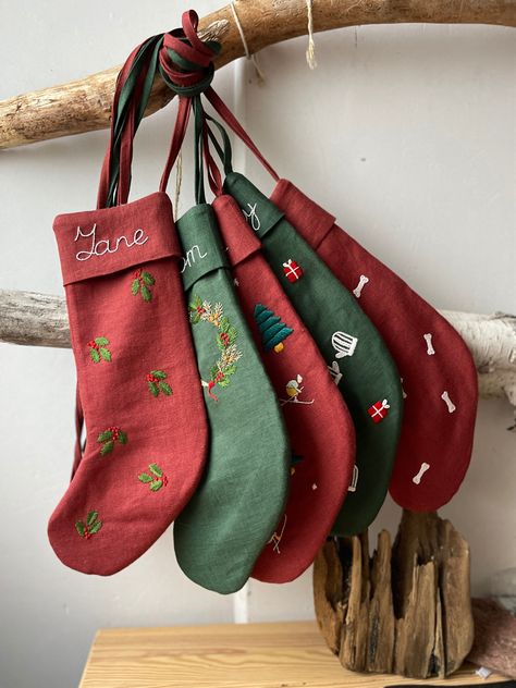 Cute Stockings Christmas Diy, Custom Stockings Christmas Diy, Embroidered Stockings Christmas Diy, Hand Embroidered Stocking, Xmas Stockings Ideas, Embroidery Stocking, Embroidery Christmas Stocking, Dit Christmas, Christmas Stocking Embroidery