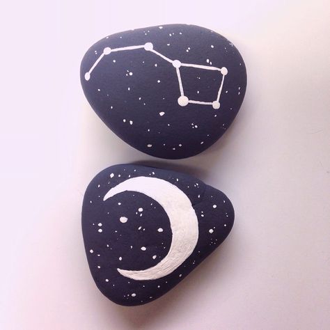 Painting Aesthetics, Snowflake Making, Easy Rock Painting Ideas, Easy Rock Painting, Stone Paint, Diy Rock Art, Rock Painting Ideas, Stone Art Painting, Painted Rocks Craft