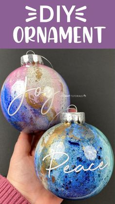 Make these gorgeous Christmas Ornaments using alcohol ink and glitter - super easy! #christmas #ornaments #cricut Christmas Ball Ornaments Diy, Gold And White Christmas Tree, Gold And White Christmas, White Christmas Tree Ideas, Diy Christmas Ornaments Easy, Diy Ornament, Alcohol Ink Crafts, Ink Crafts, Cricut Joy