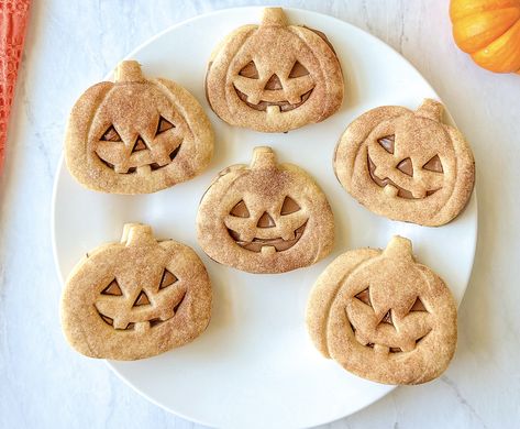 More sweet than spooky, these Nutella stuffed jack-o-lantern snickerdoodle cookies are a huge hit! Jack O Lantern Sandwich Cookies, Nutella Stuffed Halloween Cookies, Nutella Pumpkin Cookies, Nutella Halloween Treats, Fall Eating, Nutella Filled Cookies, Jack O Lantern Cookies, Pumpkin Shaped Cookies, Lollipop Cookies