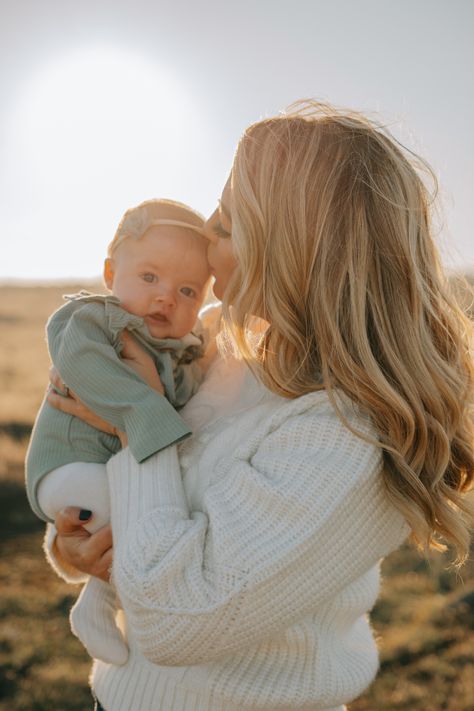 Mommy And Newborn Photo Shoot Outside, Mom And Baby Photo Ideas, Mom And Baby Poses, Lemons Photography, Mom And Baby Photography, Mommy And Me Pictures, 7 Month Old Baby, Fam Pics, Me Pictures