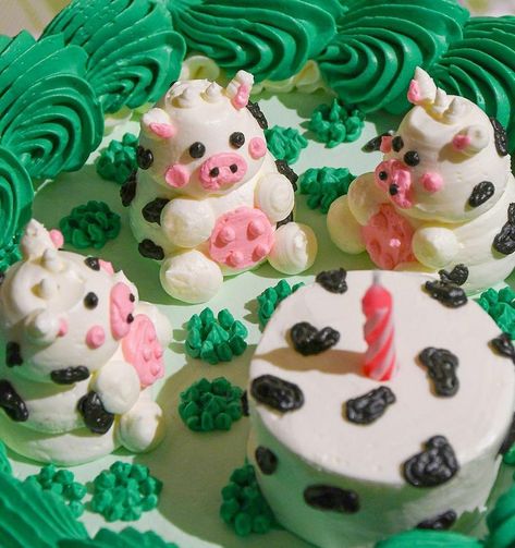 Buttercream Animal Cake, Strawberry Cow Cake, Buttercream Animals, Piping Buttercream, Cow Cakes, Animal Cakes, Birthday Stuff, Cake Icing, Cake Designs Birthday