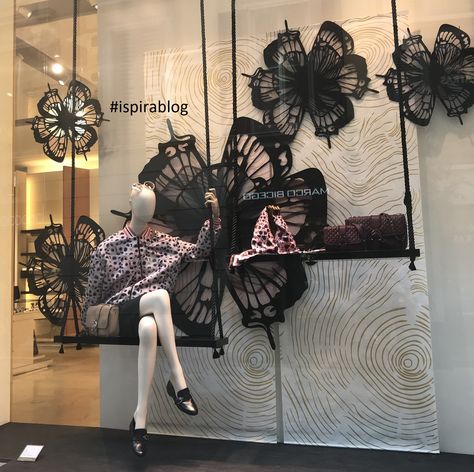 Longchamp Milan - Summer 2018 - Womenswear Collection - black and pink outfit with black shoes and leather handbags 2018-07-02 #ispirablog #longchamp Shop Window Decals, Black And Pink Outfit, Milan Summer, Ramadan 2025, Summer Display, Windows Display, Concept Stores, Shop Displays, Store Design Boutique