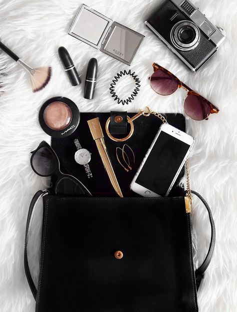 What's in my bag-flatlay Flatlay Bag Photography, Bags Flatlay, Bag Aesthetic Photography, Bag Flatlay, Flat Lay Photography Fashion, Flatlay Makeup, What's In My Purse, Photography Bags, Inside My Bag