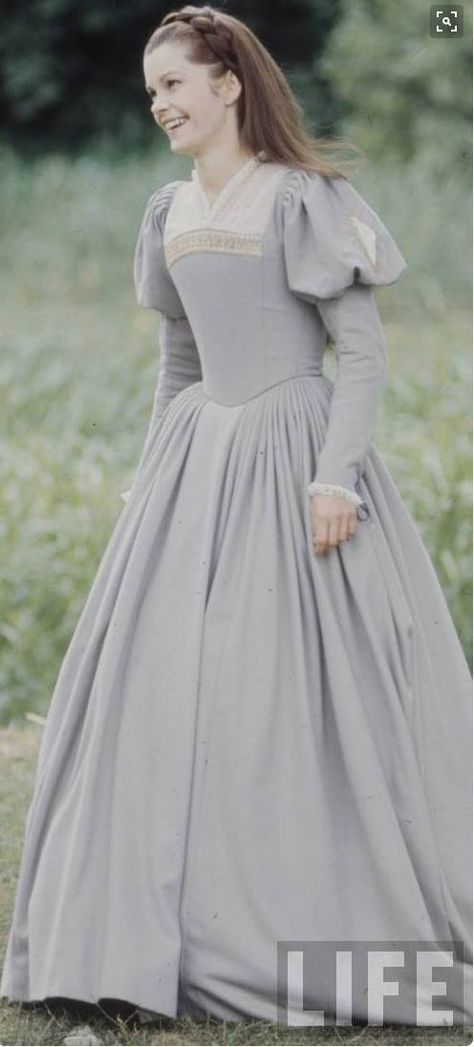 Um verdadeiro vestido digno de uma princesa Tudor Dress, Tudor Fashion, Tudor Costumes, Period Dress, Medieval Dress, Medieval Clothing, Historical Dresses, Fantasy Fashion, Historical Clothing