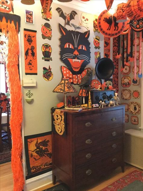 Magical Decorations, Retro Halloween Decorations, Dollar Store Halloween Decorations, Dekorasi Halloween, Vintage Halloween Party, Halloween Bedroom Decor, Vintage Halloween Images, Halloween Bedroom, Halloween Room Decor