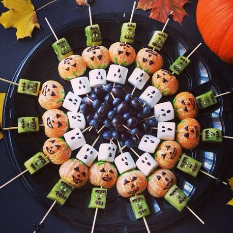 Fruit kebabs for halloween! Halloween Kebab, Spooky Fruit Platter, Fruit Kebabs Ideas Skewers, Fruit Kebabs Ideas, Halloween Fruit Platter, Party Food Ideas For Kids, Food Ideas For Kids, Halloween Jello, Halloween Party Food Ideas