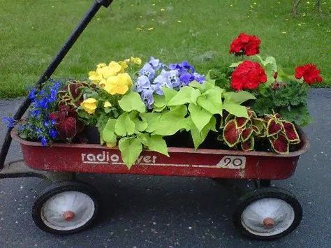 Wagon Planter Ideas, Wagon Decor, Backyard Diys, Wagon Garden, Wagon Ideas, Wagon Planter, Planters Ideas, Garden Wagon, Flea Market Gardening