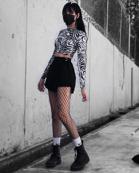 Corset Fashion Outfits, Pantyhose Fashion, Corset Fashion, Outfit Mujer, Rock Outfits, White Socks, Aesthetic Dark, Kpop Fashion Outfits, Outfits Fashion