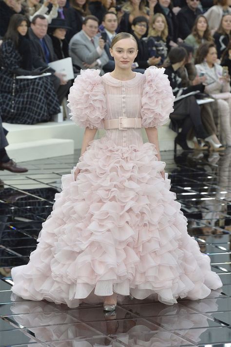 100 of Karl Lagerfeld's Best Chanel Runway Moments - Karl Lagerfeld Chanel Designs Karl Lagerfeld Designs, Slinky Black Dress, Future Board, Karl Lagerfeld Fashion, Chanel Fashion Show, Chanel Runway, Rose Depp, Embellished Skirt, Pink Cocktail Dress