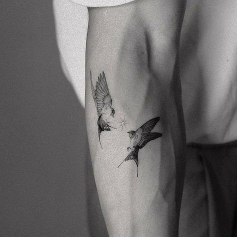 Tatuaje Studio Ghibli, Tattoo Birds, Sparrow Tattoo Design, Swallow Tattoo Design, Bird Tattoos Arm, Bird Tattoo Men, Vogel Tattoo, Tatuagem Masculina Pequena, Simple Tattoos For Guys