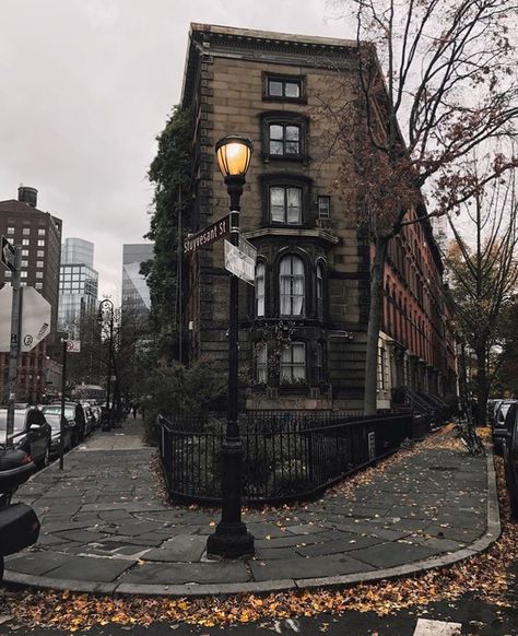 East Village, manhattan Wallpapers Travel, Hogwarts Aesthetic, Street New York, Fall Inspiration, On The Corner, Wow Art, Dark Academia Aesthetic, Academia Aesthetic, Photography Wallpaper