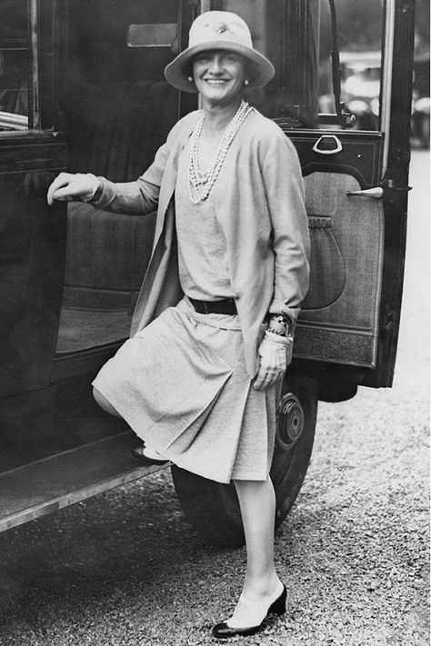 Coco Chanel à Biarritz en 1928 // Coco Chanel in the French seaside resort of Biarritz, 1928 Coco Chanel Birthday, Chanel Birthday, Daphne Guinness, Perfume Chanel, Chanel Quotes, Coco Chanel Quotes, Moda Chanel, Zapatos Mary Jane, Miroslava Duma